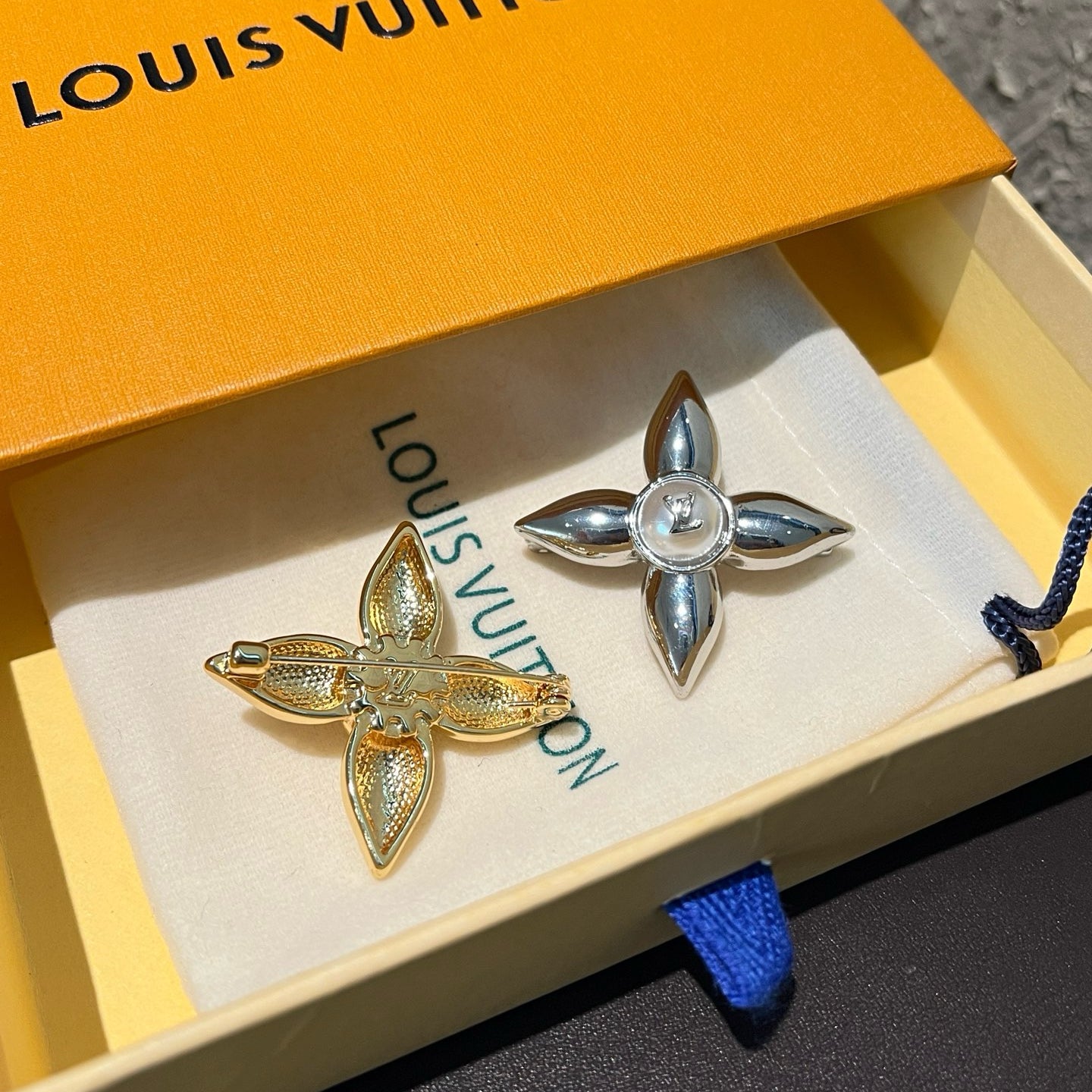 Brooch-D200