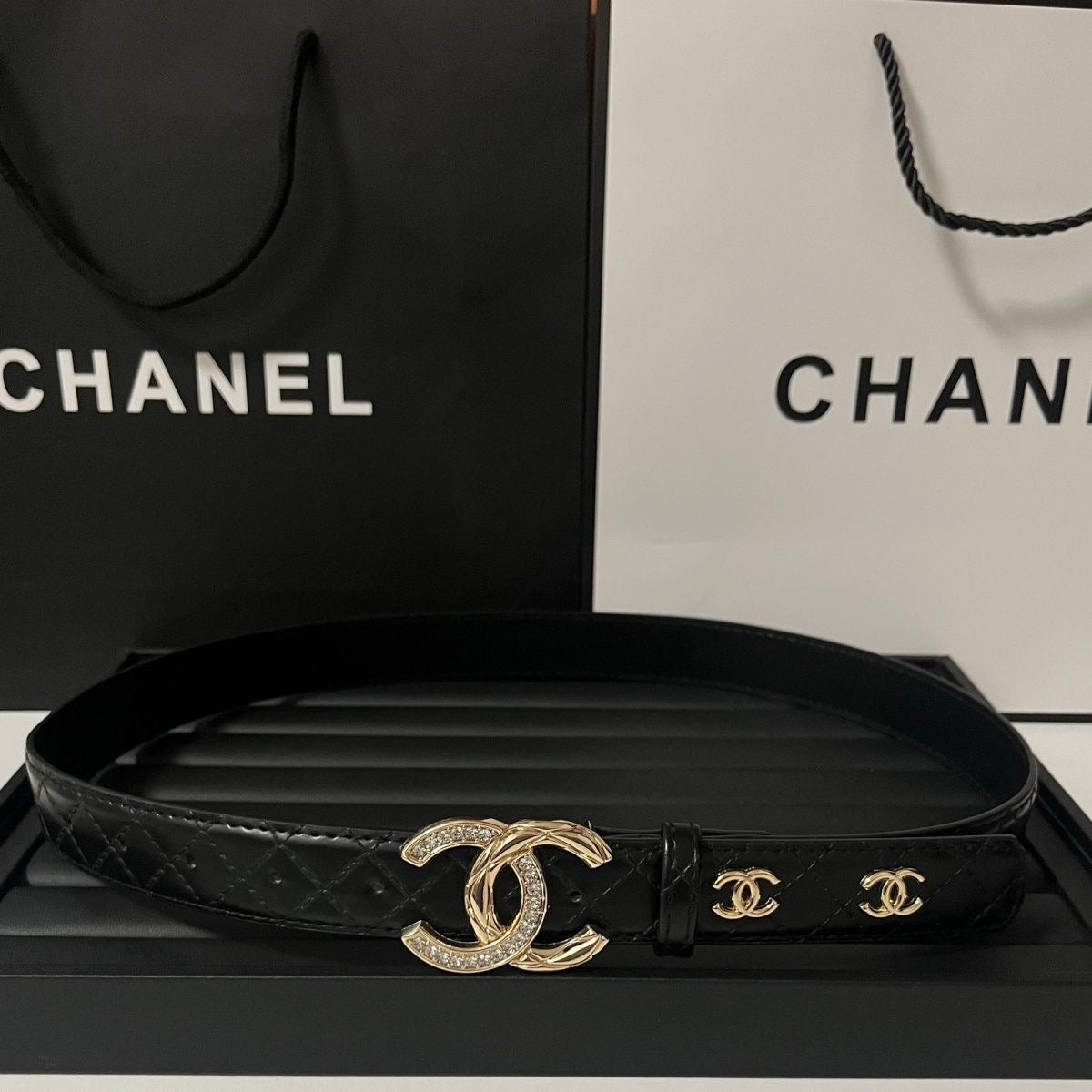Double Arc Crystal Buckle Belt | Black Quilted Leather